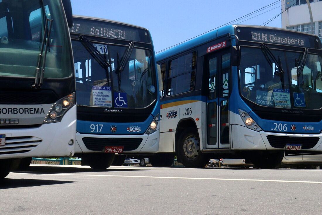 Movimentação de ônibus nas ruas do Recife