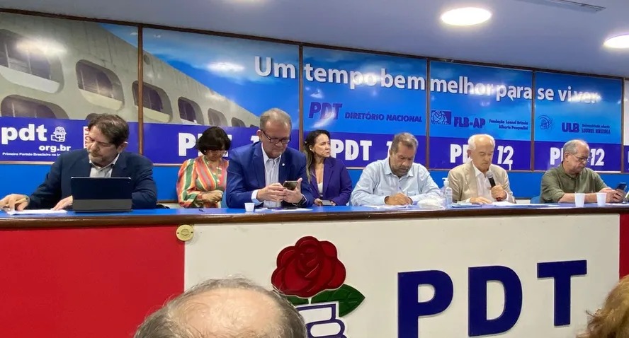 Cid Gomes, na posição mais à esquerda, e Ciro Gomes, de camisa verde à direita, durante o encontro do PDT