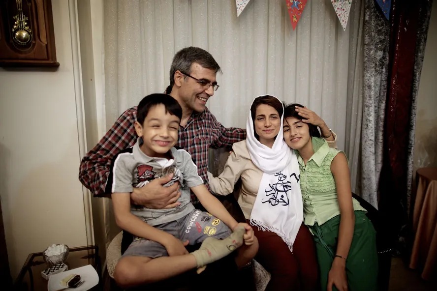 A iraniana Nasrin Sotoudeh, com seu marido e seus filhos, em foto de 2018 