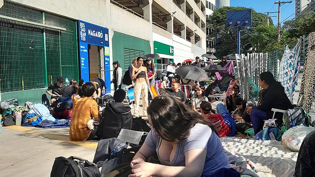 Fãs na bilheteria do Allianz Parque para show da Taylor Swift. 