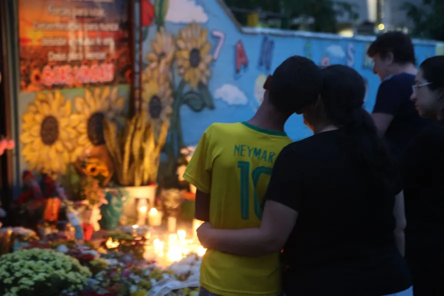 Memorial montado por moradores de Blumenau, SC: 4 crianças morreram em ataque a creche 