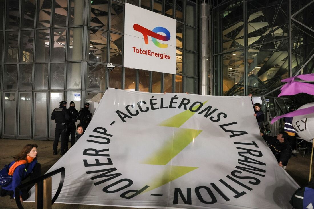 Ação "Power Up" da 350.org pedindo uma "justa ecologia"