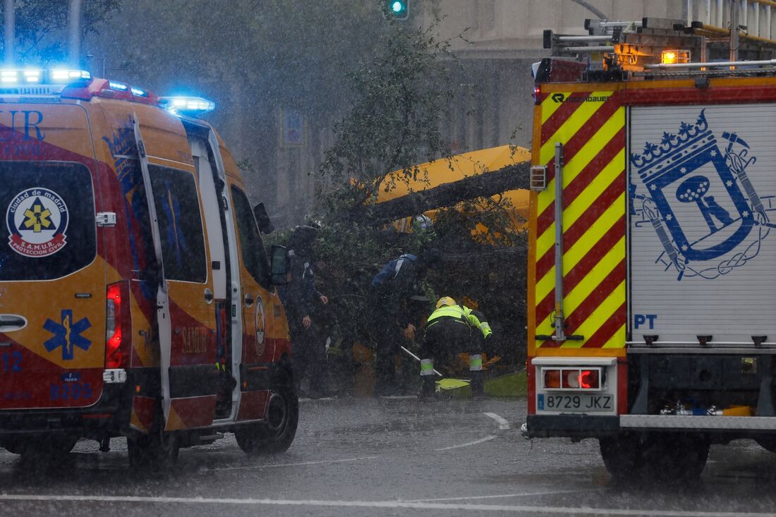 Tempestade Ciaran deixou mortos e tirou a energia de cerca de 1,2 milhão de lares na Bretanha, oeste da França