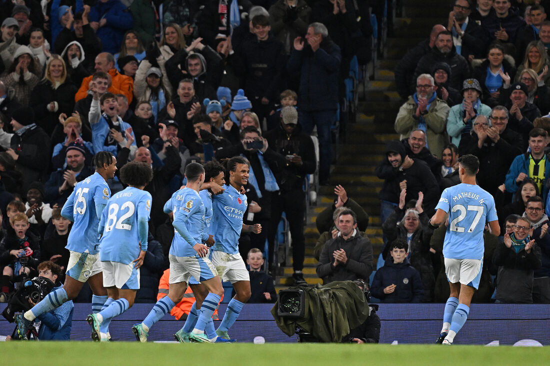 O zagueiro do Citizens, Nathan Ake, celebra o sexto gol do time na goleada contra o Bournemouth