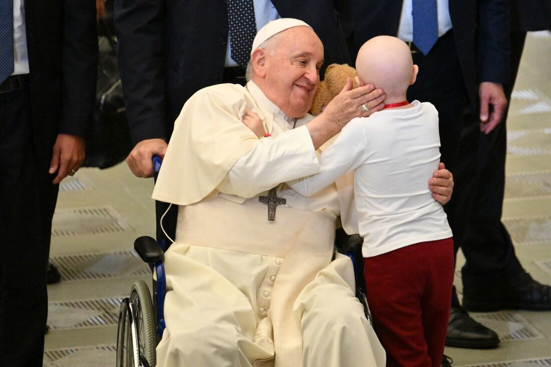 Papa Francisco abençoa uma criança durante encontro com crianças de todo o mundo na sala Paulo VI, no Vaticano