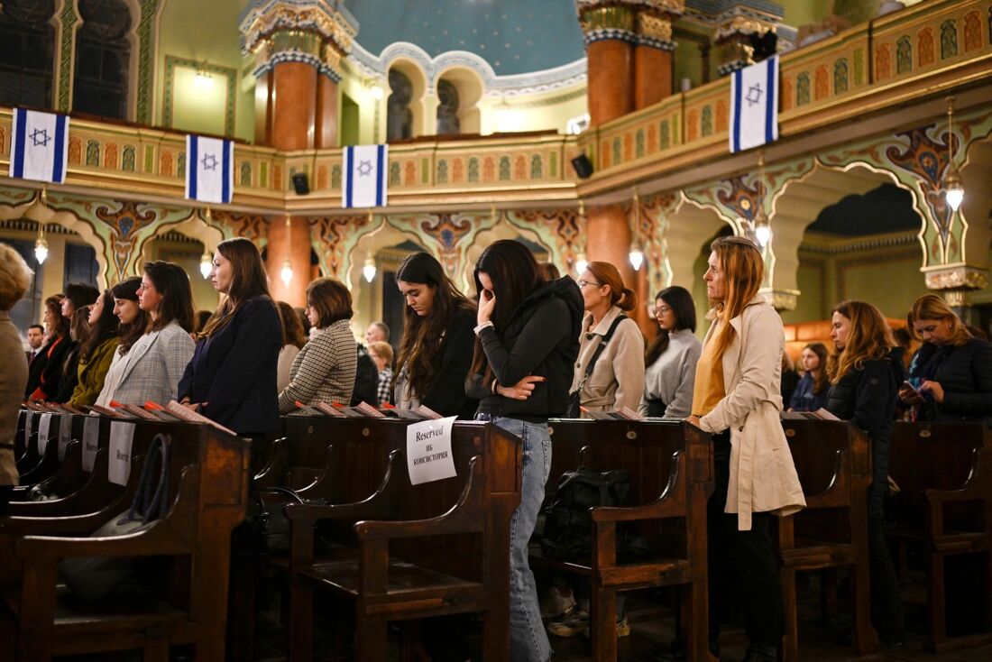 Dezenas de ativistas judeus de esquerda ocuparam a Estátua da Liberdade, em Nova York, nesta segunda-feira (6)