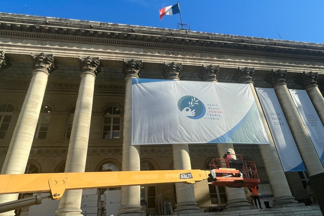 Fórum da Paz de Paris em frente ao Palais Brongniart