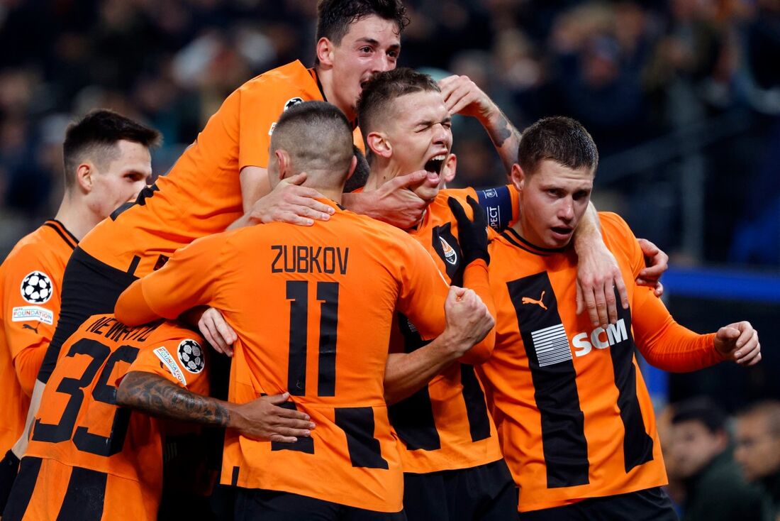 Jogadores do Shakhtar celebram único gol do jogo