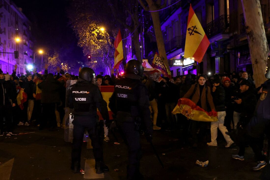 Manifestação convocada pela extrema direita espanhola aconteceu nesta terça-feira (7) em Madri