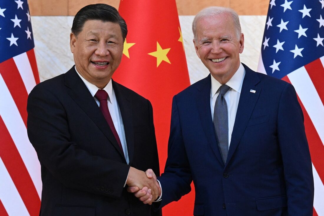 O presidente da China, Xi Jinping (L), e o presidente dos EUA, Joe Biden (R)