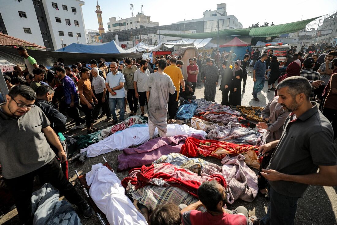 Vítimas que foram mortas no bombardeio israelense do lado de fora do hospital Al-Shifa, na cidade de Gaza