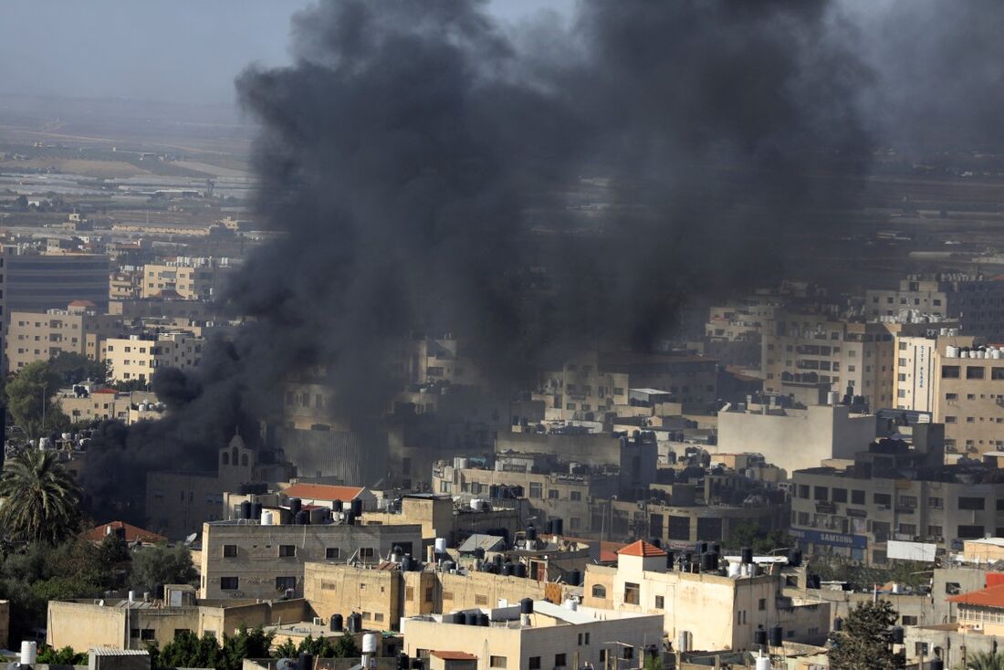 Fumaça em campo de refugiados palestinos de Jenin, durante confrontos com os militares israelenses na Cisjordânia 