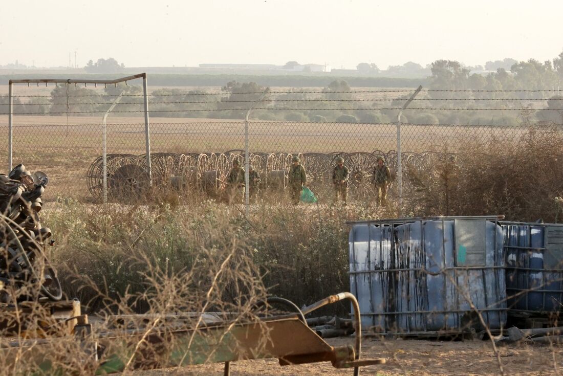 Soldados israelenses patrulham perto da cerca do kibutz Nir Oz, no sul de Israel