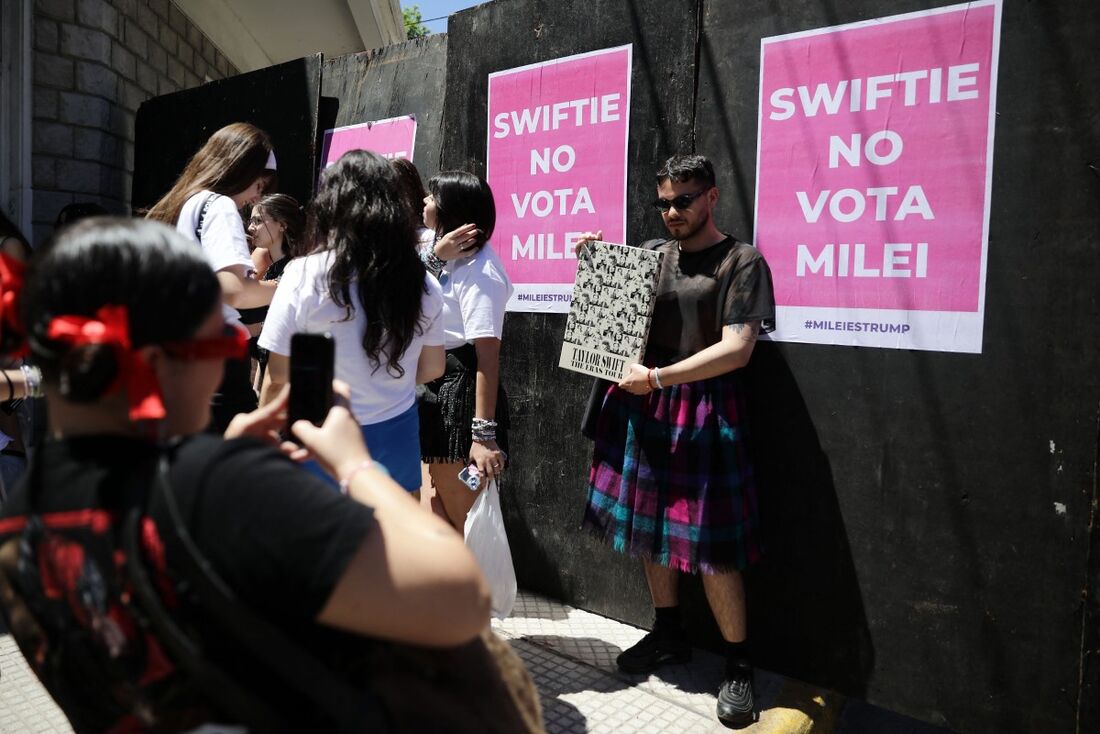 Fãs da cantora norte-americana Taylor Swift fazem fila do lado de fora do estádio Mas Monumental antes do show de Swift "Taylor Swift: The Eras Tour" em Buenos Aires