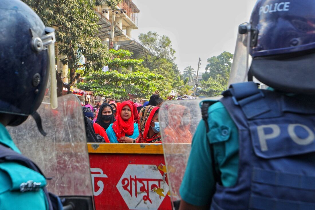 Protesto de trabalhadores por aumento de salário em Bangladesh