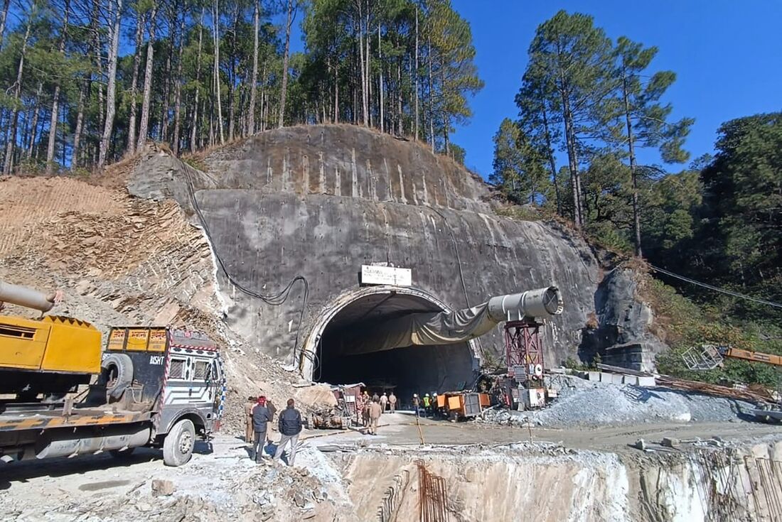 Túnel colapsado na Índia