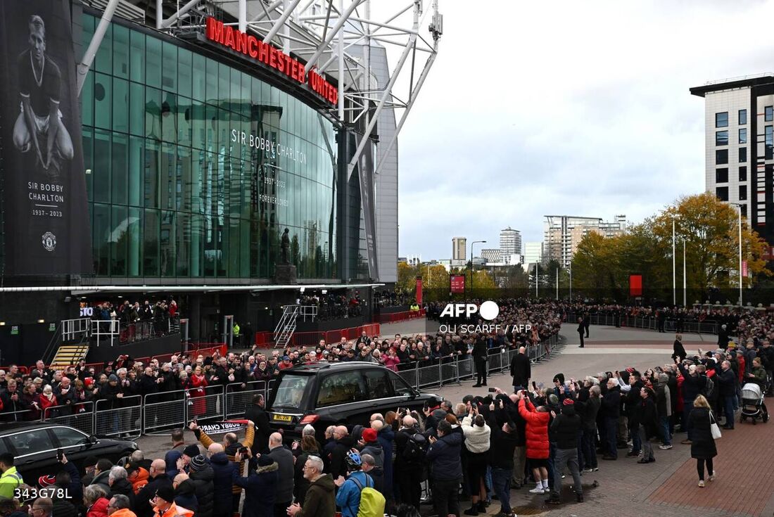 Old Trafford foi um dos pontos da procissão em que o corpo do ex-jogador foi conduzido