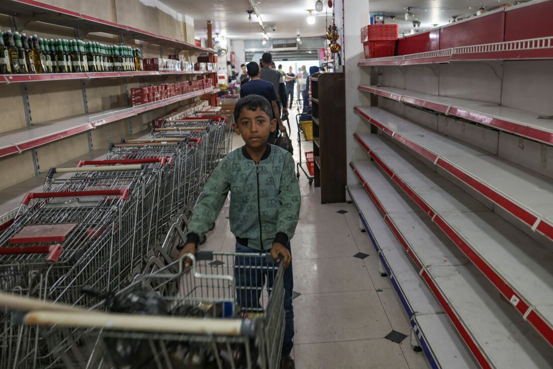 Supermercado vazio devido ao conflito na Faixa de Gaza