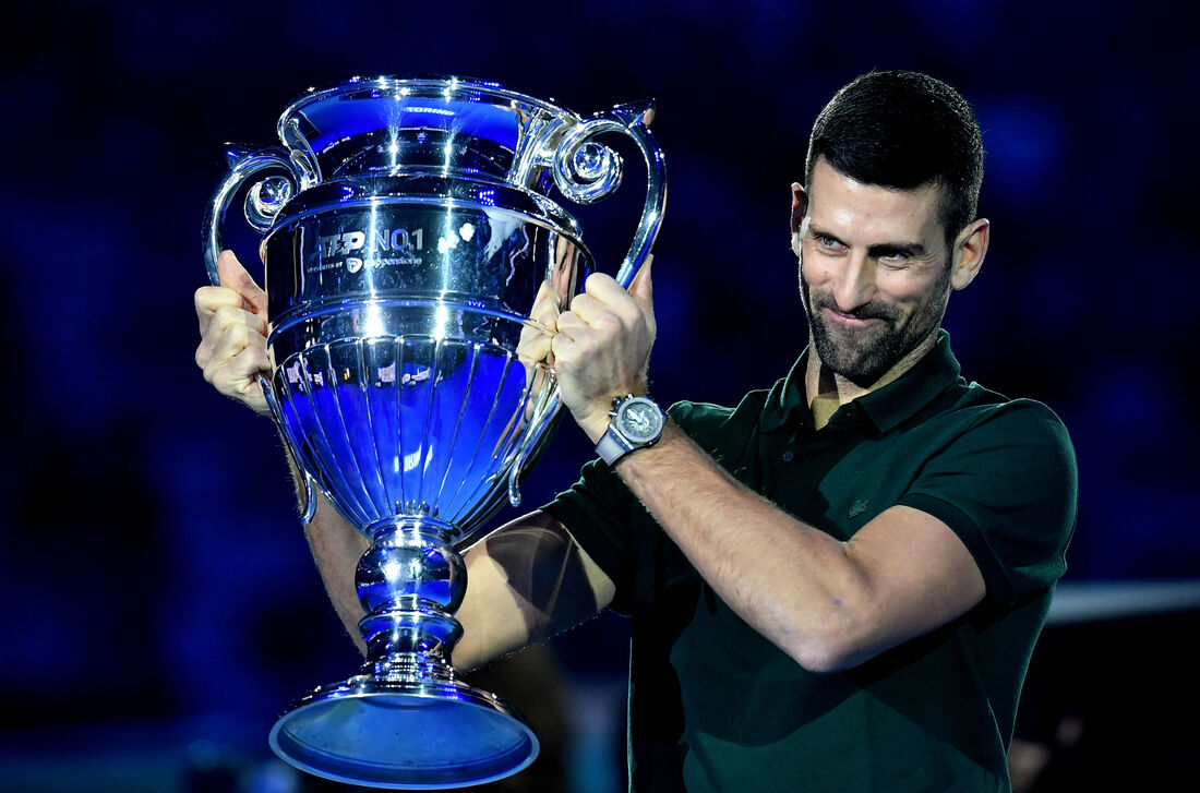 Novak Djokovic levanta o trofpeu da ATP, em Turin, na Itália