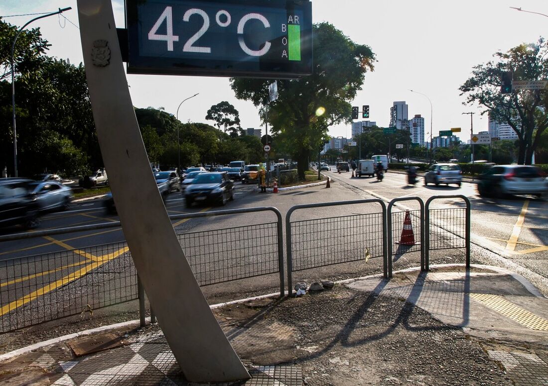 O solo carioca fervia desde a manhã, quando o sistema Alerta Rio do município relatou a maior sensação térmica desde o início dos registros,