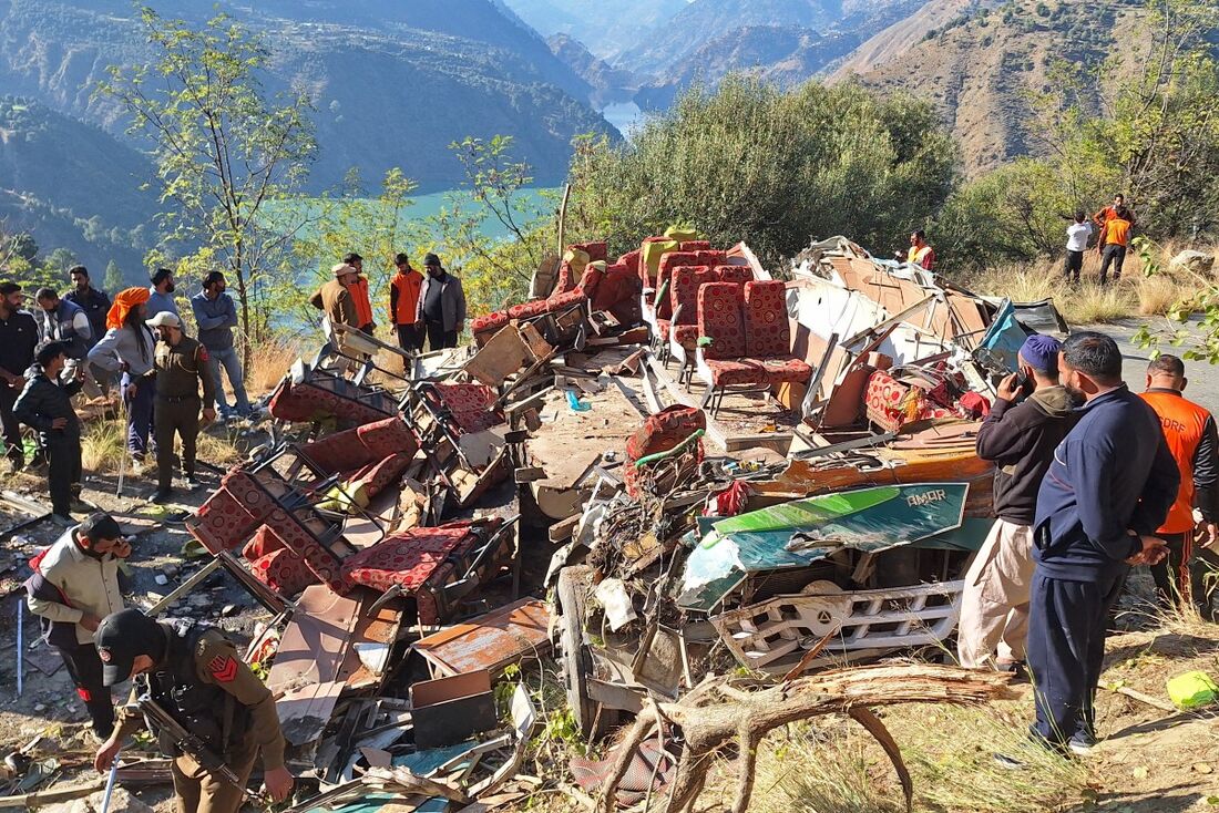 Acidente de ônibus deixa 37 mortos em zona indiana da Caxemira