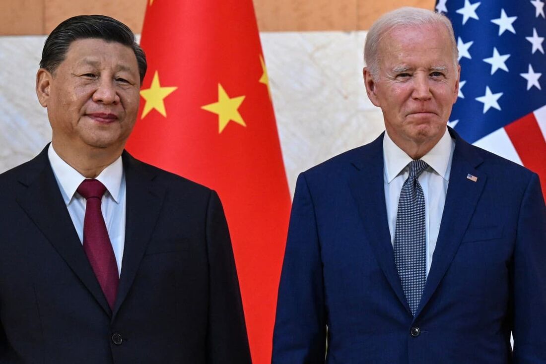 Presidente norte-americano, Joe Biden (D) e o líder da China, Xi Jinping