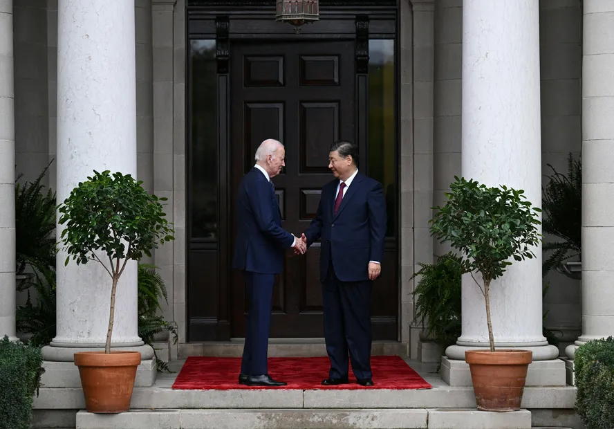 Biden e Xi apertam as mãos em frente à histórica propriedade Filioli, no sul de São Francisco 