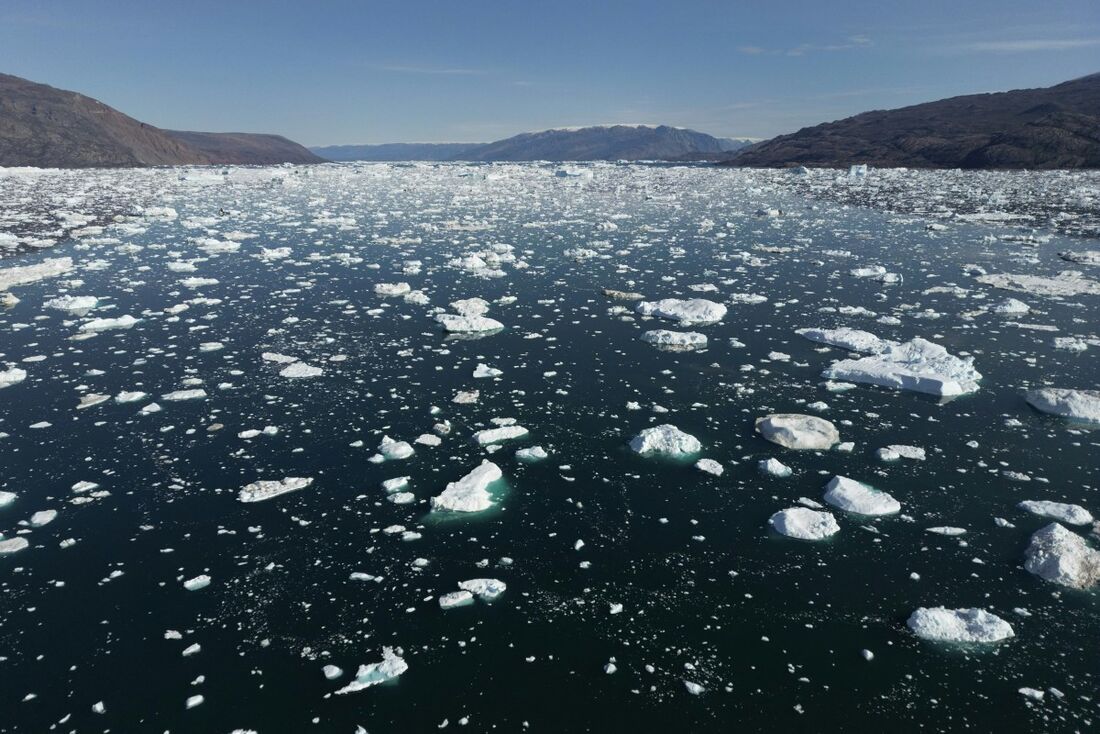 Água derretendo de um iceberg no fiorde Scoresby, na Groenlândia