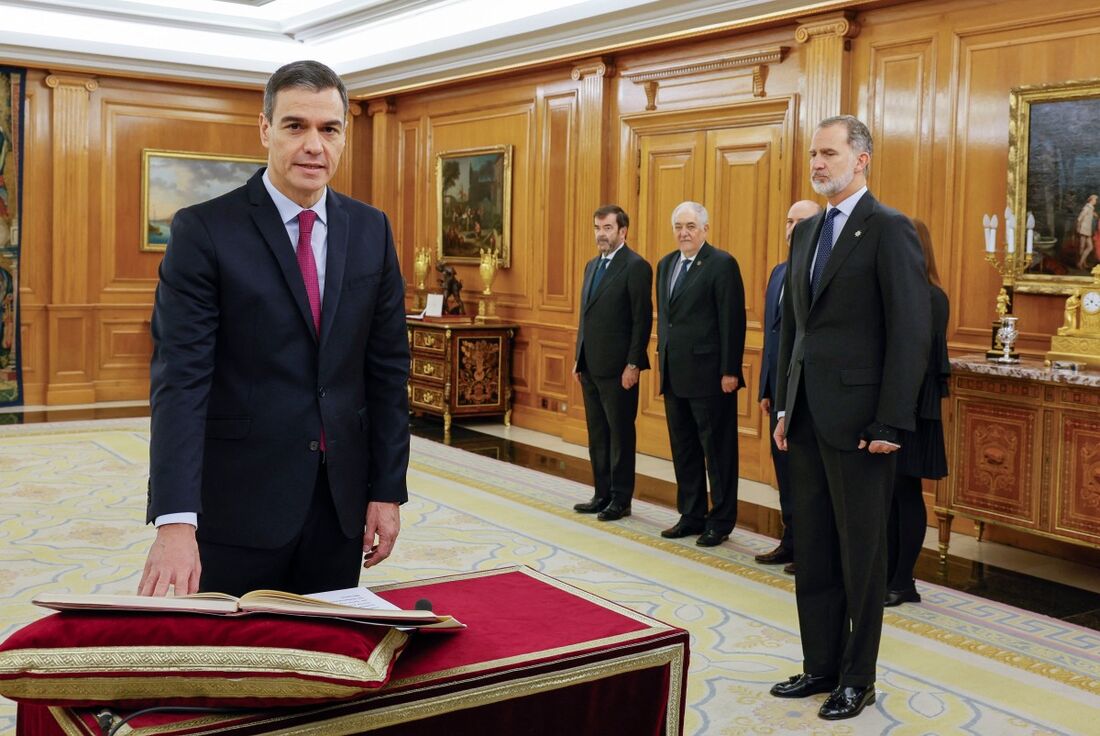 O primeiro-ministro espanhol, Pedro Sanchez, participa com o rei espanhol, Felipe VI, numa cerimônia de juramento sobre a constituição