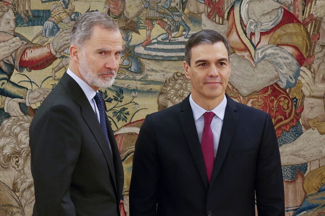 O primeiro-ministro espanhol, Pedro Sanchez (R), participa e o rei espanhol Felipe VI