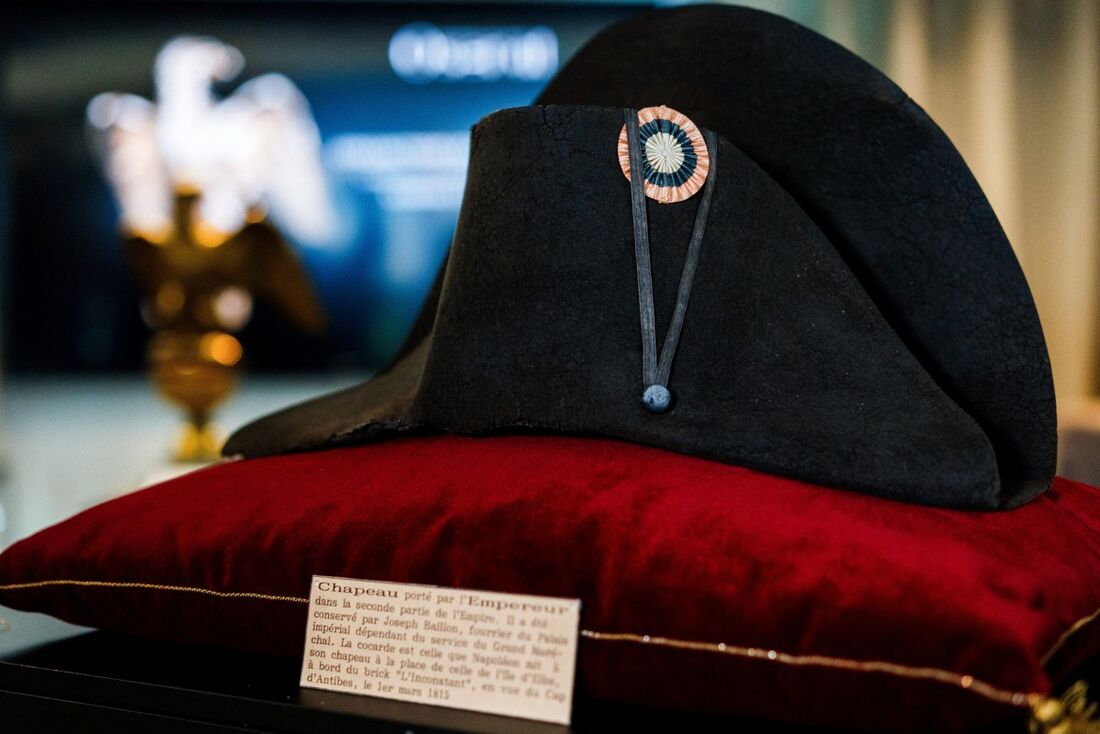 Chapéu bicorne preto com cocar vermelho, branco e azul usado pelo imperador francês Napoleão I (1769-1821), da Coleção Jean Louis Noisiez