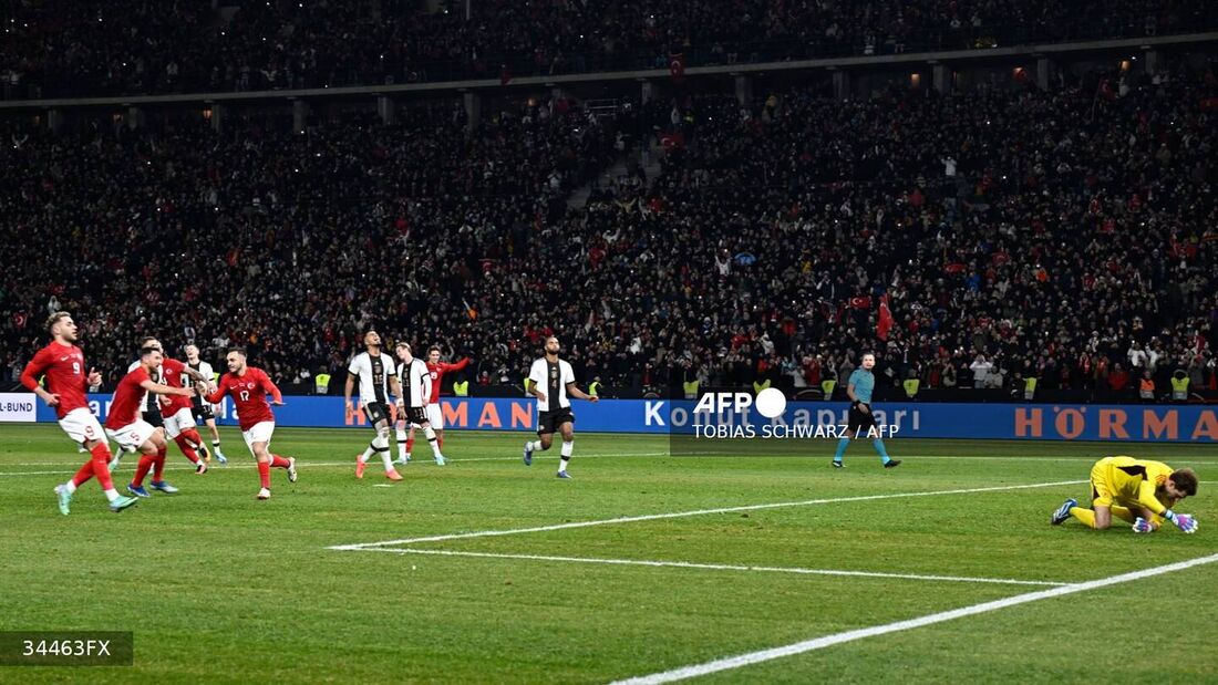 Yusuf Sari marcou de pênalti o gol da vitória da Turquia 