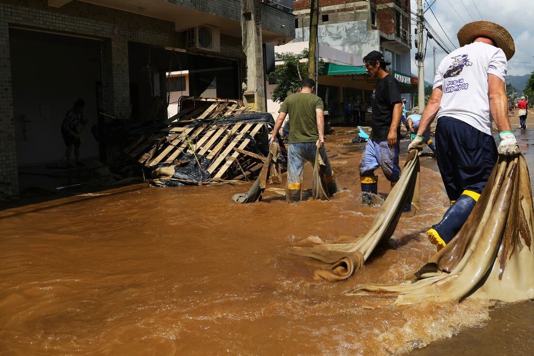 Moradores tentam tirar água após enchentes causadas por fortes chuvas, em Roca Sales, Rio Grande do Sul