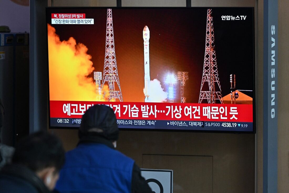 Pessoas na Coreia do Sul veem pela televisão lançamento de foguete da Coreia do Norte