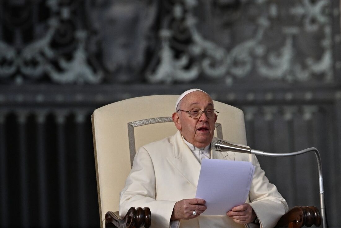 Papa Francisco discursa durante sua audiência geral na Praça São Pedro, no Vaticano, em 22 de novembro