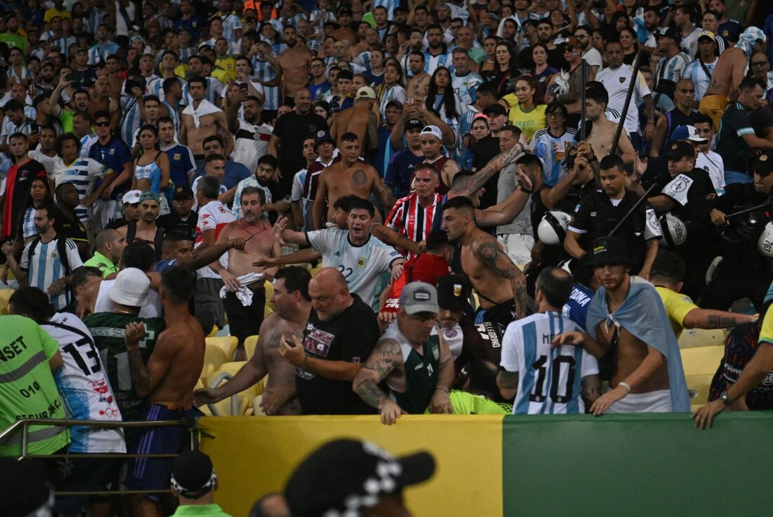 Brasil x Argentina: pancadaria nas arquibancadas do Maracanã antes