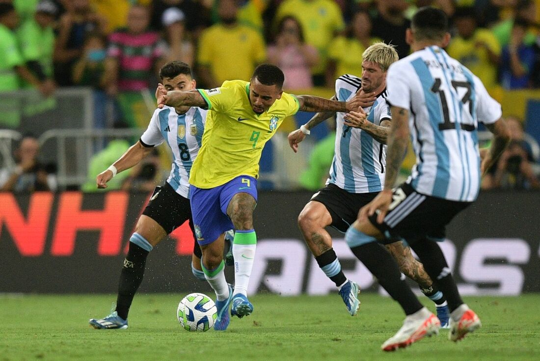 Gabriel Jesus foi titular do Brasil contra a Argentina 