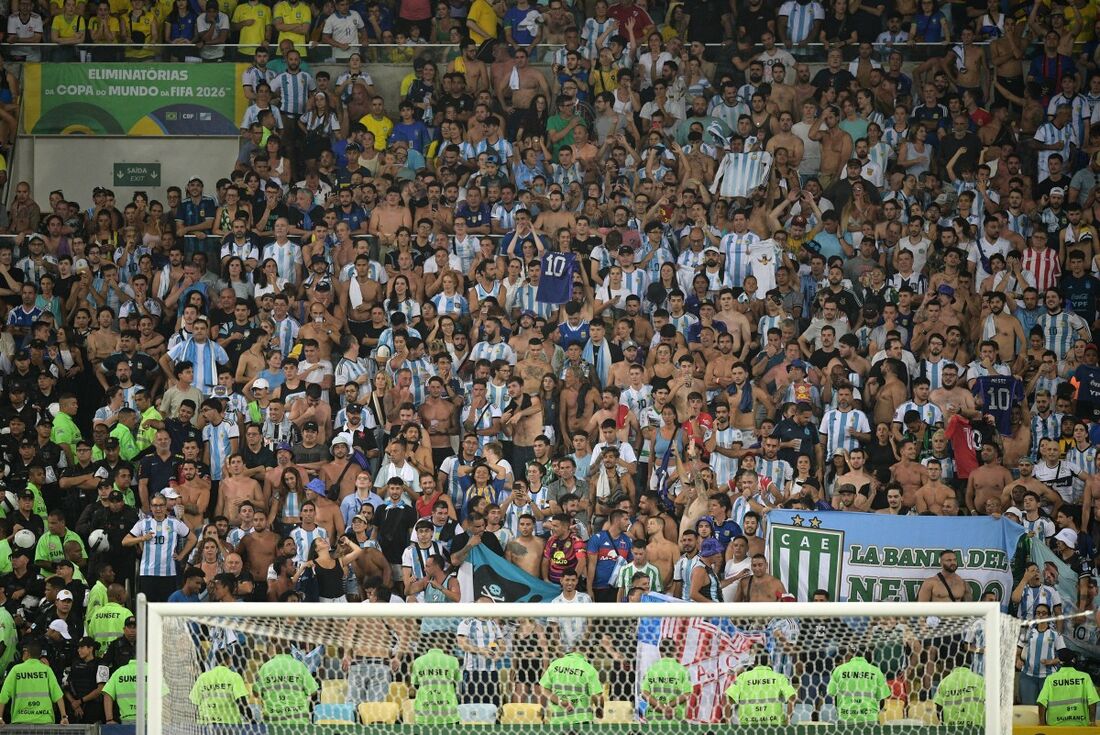 Torcida argentina no Maracanã no jogo contra o Brasil