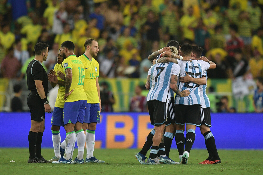 Jogadores argetinos celebram vitória contra o Brasil nas Eliminatórias da Copa