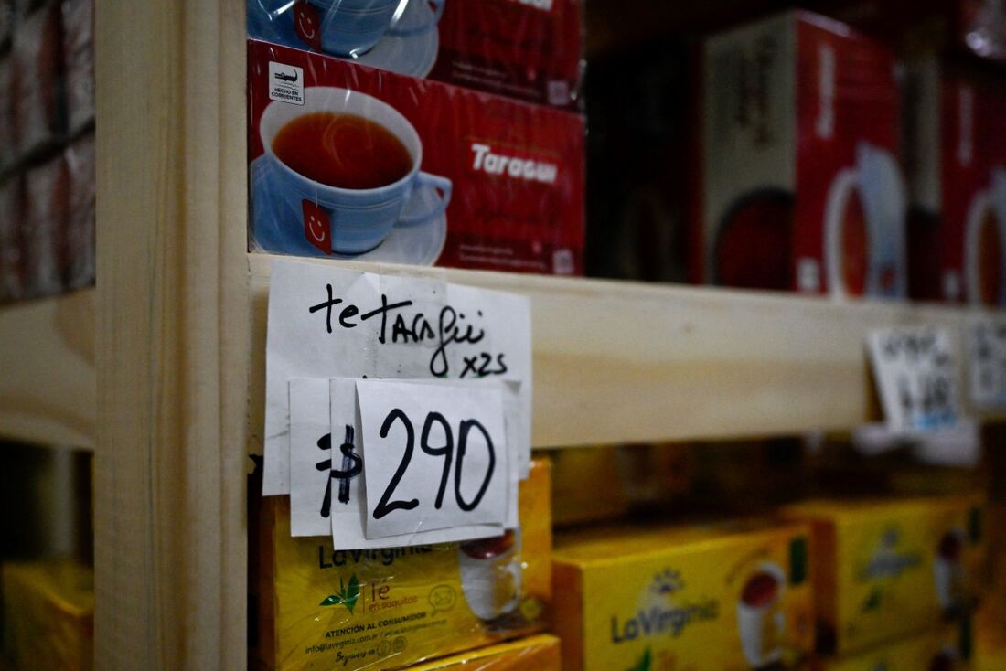 Etiqueta de preço do chá, que foi alterada diversas vezes, em um supermercado de Morón, em Buenos Aires