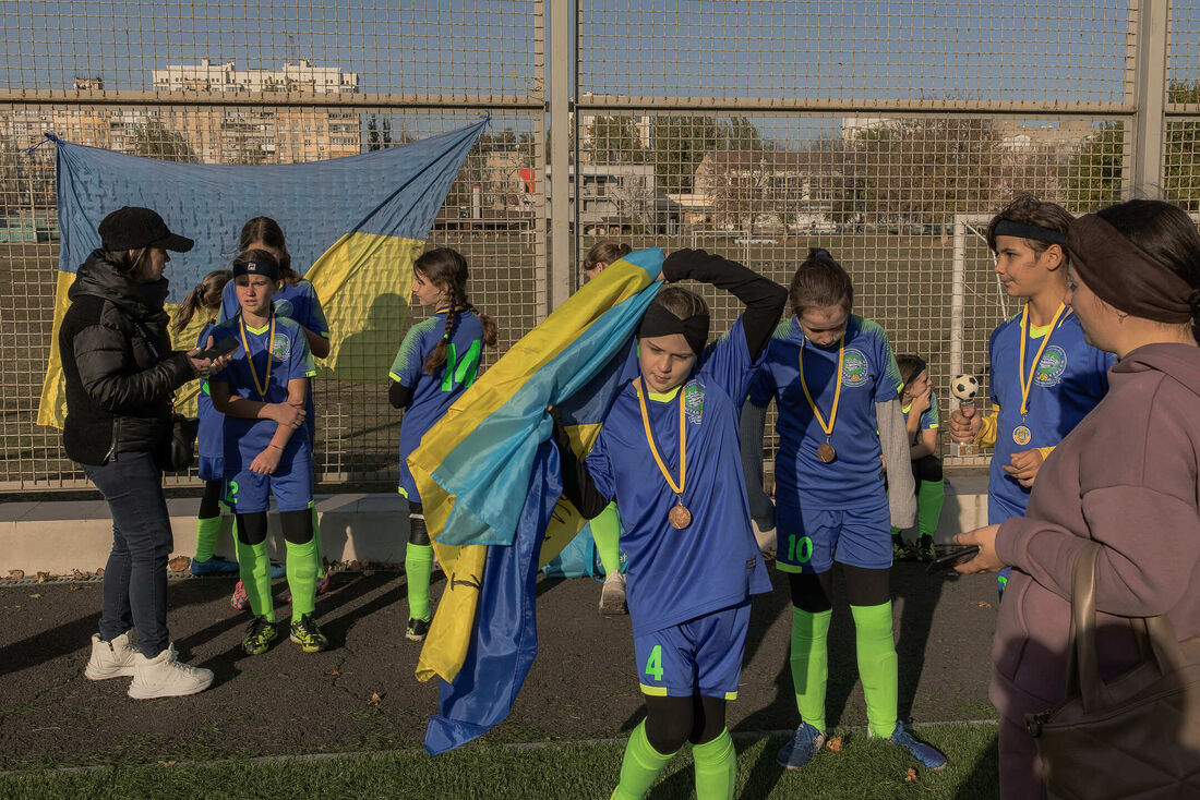 Jovens jogadoras do Krystal Kherson após torneio local