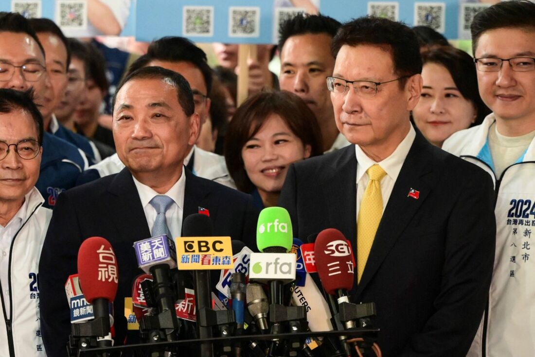 O candidato presidencial de Taiwan do principal partido da oposição, Kuomintang (KMT), e seu companheiro de chapa no KMT, Jaw Shaw-kong