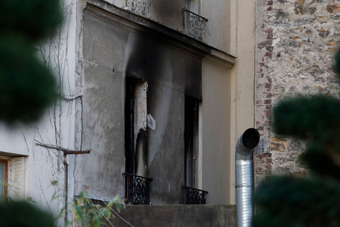 O incêndio começou durante a noite, matando três pessoas e ferindo outras oito, em Stains, subúrbio de Paris