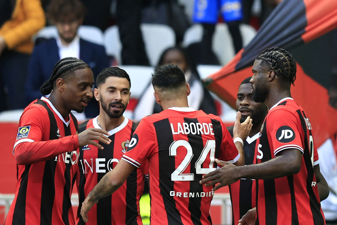 Jogadores do Nice celebram o gol da vitória sobre o Toulouse