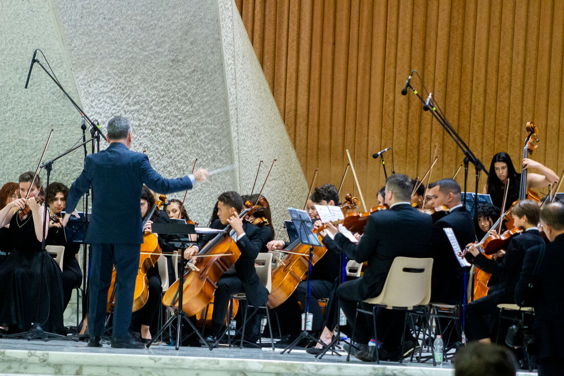 Apresentação da Orquestra Criança Cidadã no Vaticano, diante do papa Francisco