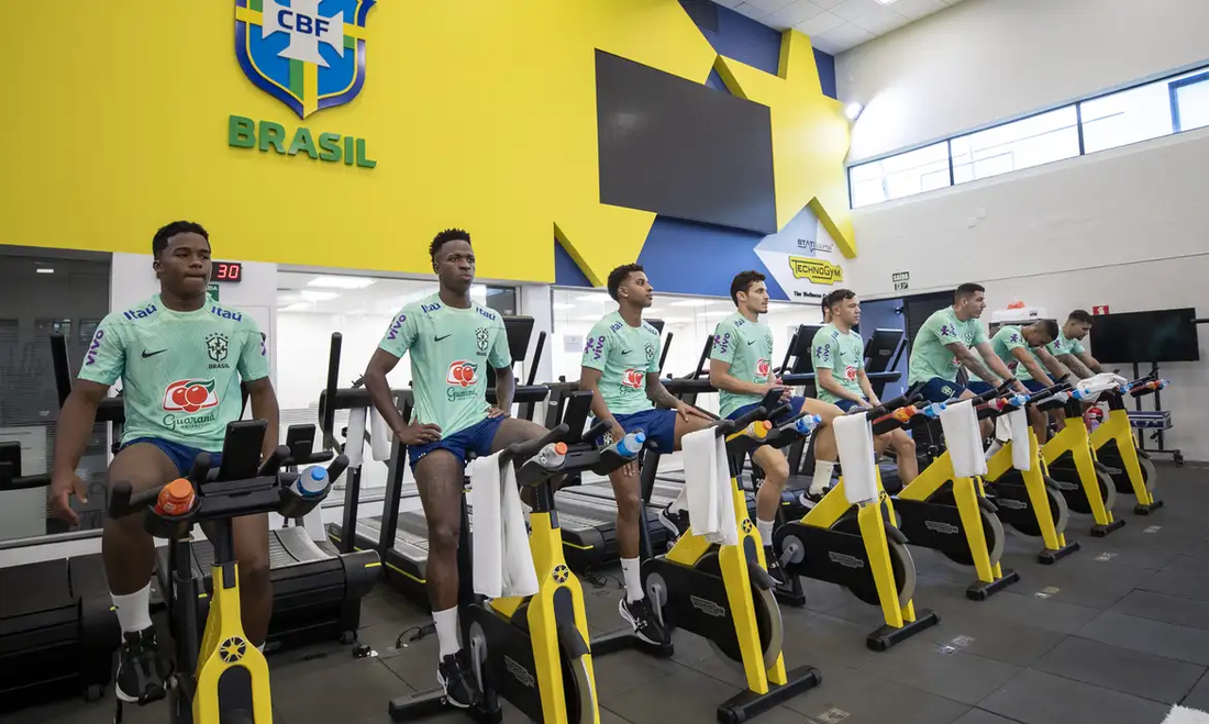 Atletas da seleção brasileira no centro de treinamento da Granja Comary