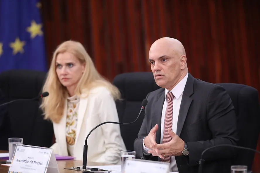 O presidente do TSE, Alexandre de Moraes, ao lado da embaixadora da União Europeia, Marian Schuegraf 