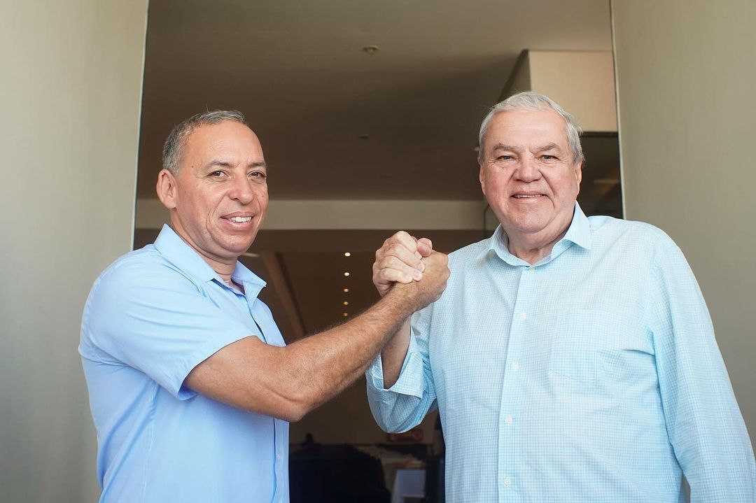 Fabinho Queiroz (PSD/PE), atual prefeito de Buenos Aires, acompanhado de Henrique Queiroz.