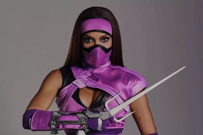 Anitta se fantasia de personagem do game "Mortal Kombat" para o halloween 