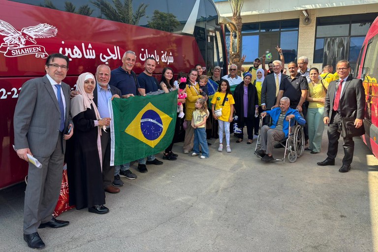 Grupo de brasileiros em Jericó, onde fizeram os trâmites de imigração antes de cruzar a fronteira com a Jordânia. Foto: Representação do Brasil em Ramala, na Cisjordânia